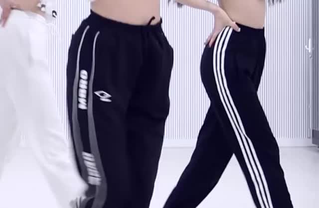 Cherry Bullet Yuju Featuring Bora (L) and Jiwon (R) 체리블렛 (Cherry Bullet)