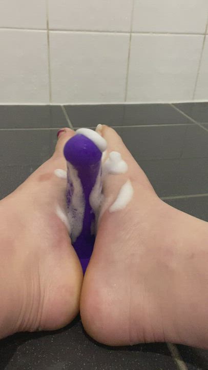 My purple dildo and feet🍆😈