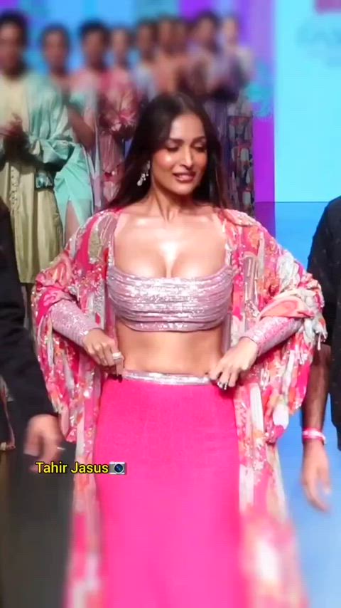 Malaika Arora - What an outstanding pair of jugs. Look at the jiggle. She's def ready