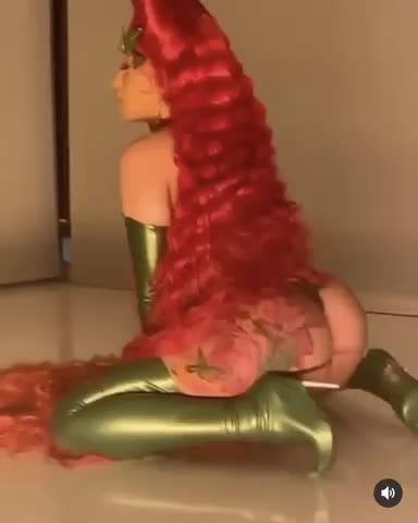 Cardi b booty flexing