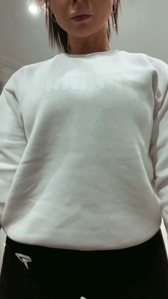 This sweatshirt hiding my boobies ? [OC]