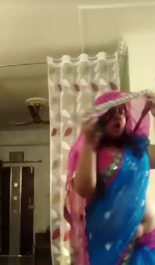 Aunty navel dance