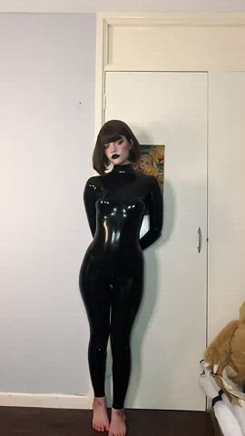 I walk up to you in a latex catsuit~ what do you do? 🖤