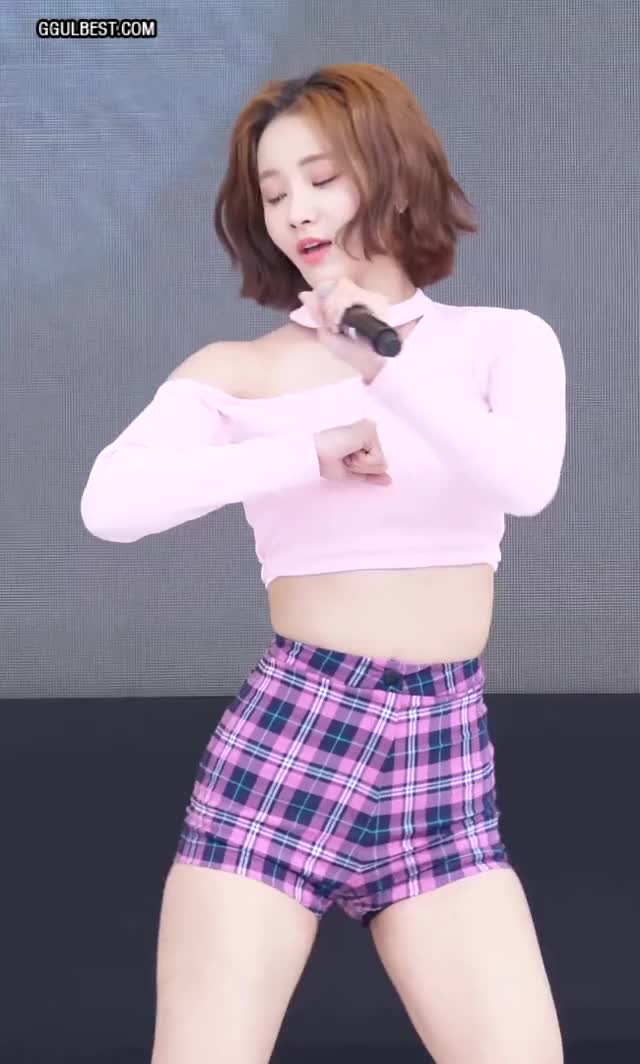 MOMOLAND Yeonwoo Crazy Lines .gif