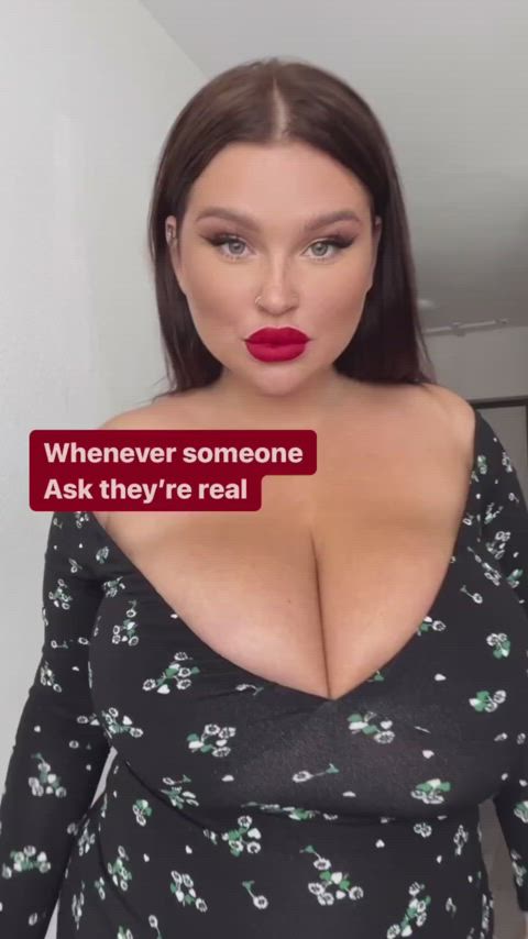 busty cleavage huge tits curvy-chicks gif