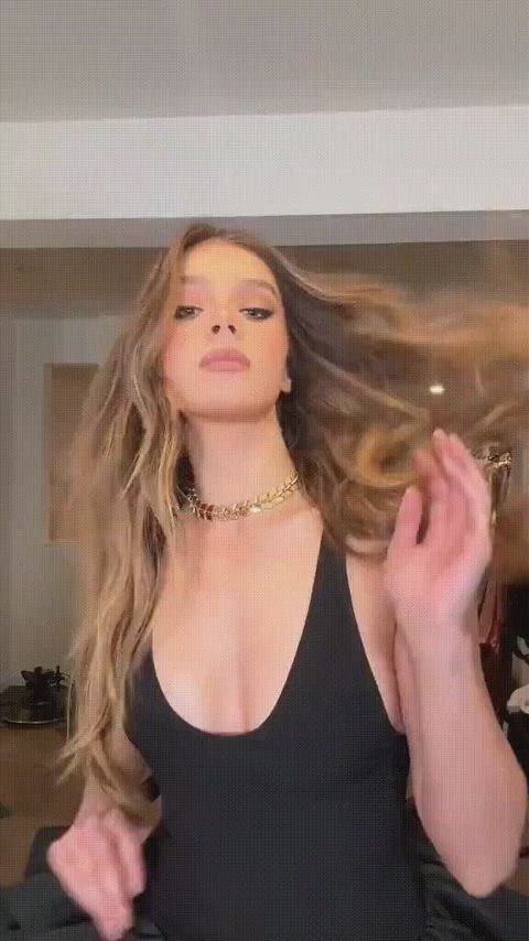 celebrity hailee steinfeld sexy gif