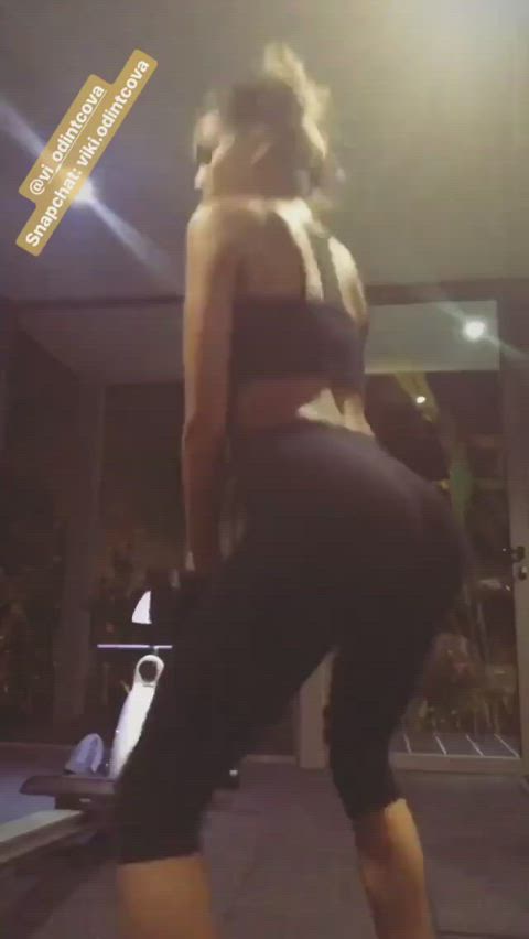 viki odintcova doing squats