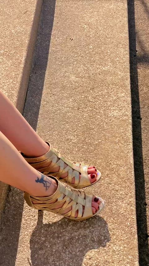 My gold heels are perfect for sunny summer days ✨✨