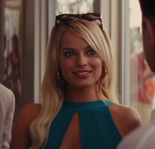 Margot Robbie Wolf blue 4