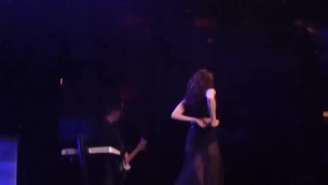 Jessie J Price Tag 21.09.2012 Chipmunk kiss, running split