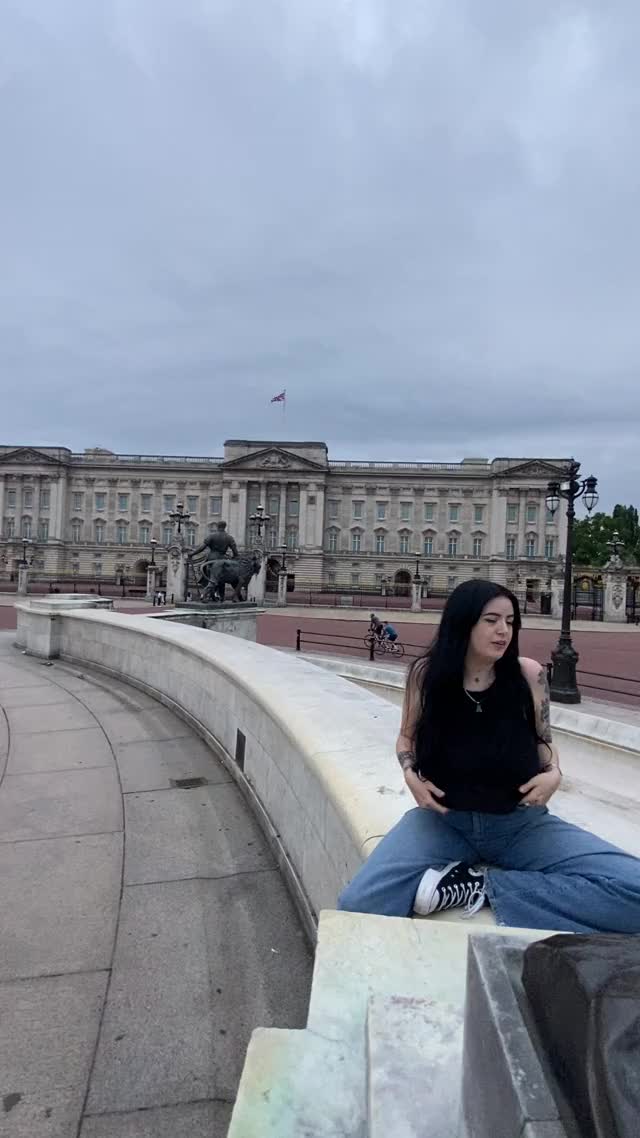 Lydiagh0st Buckingham palace flash