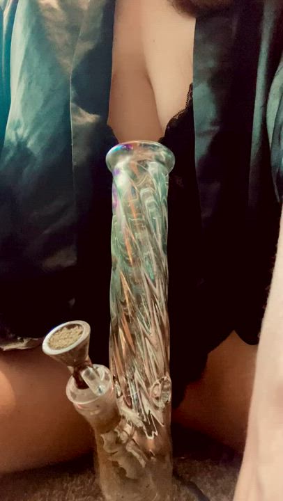 She milks bongs and cocks 😜