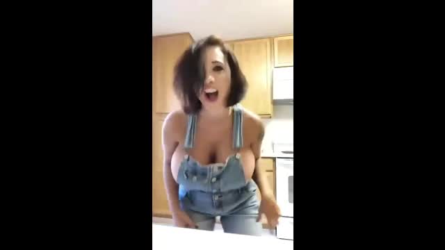 girls shake big boobs 1