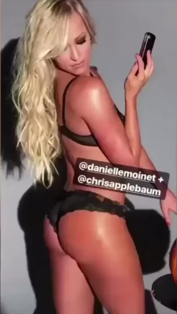 daniellemoinet sexy asf ?