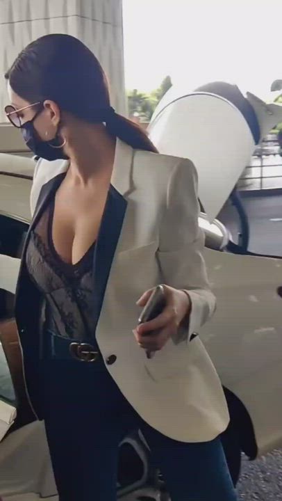 Nora Fatehi and her Bouncing airport cleavage made always make me Nut ??