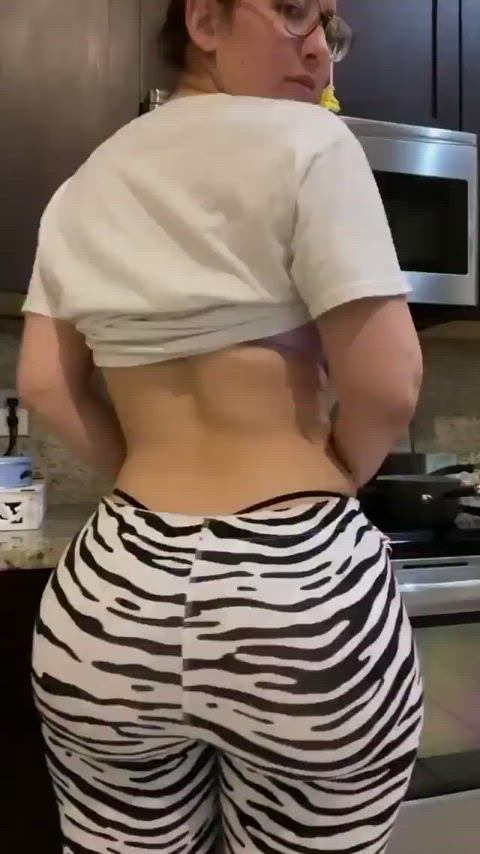 Cutie Claps her fat ass in kitchen.