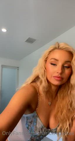 blonde booty lips gif