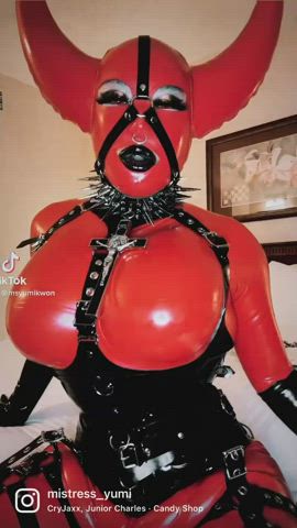 Heavy rubber goddess