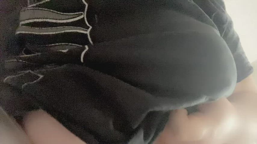 Watch my huge tits being freed 🤤