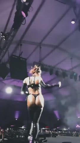 Anitta showing her fat ass