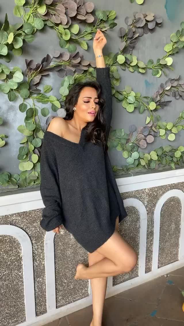 Busty body in just a cozy sweater. Yeah, that's how Aanchal Munjal is planning her