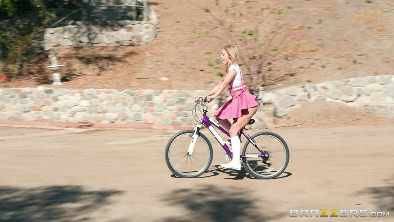 Kali Roses - Why She Likes To Bike