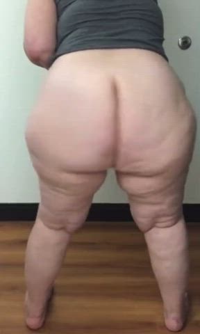 Jiggly white Milf booty