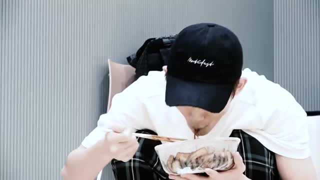 Winwin eating