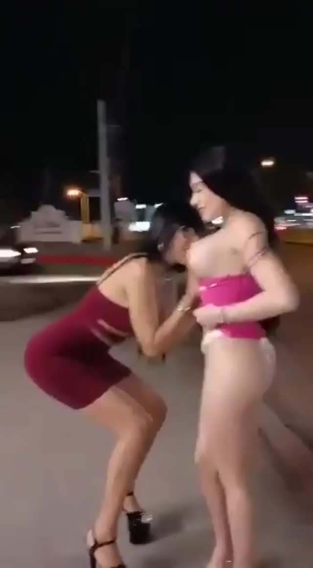 Eating her pussy with cars passing by