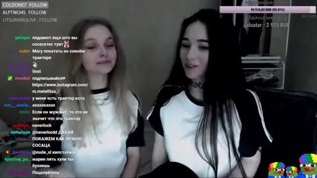 Girls Make Out During Twitch Stream