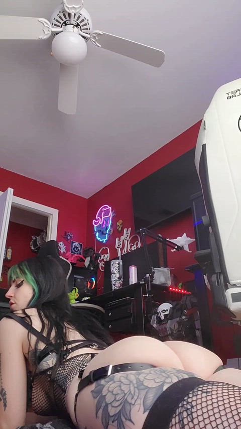 alt amateur ass booty femdom fishnet goth onlyfans bubble-butt goth-girls hot-girls-with-tattoos