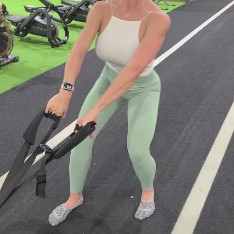 amateur gym milf workout yoga pants gif