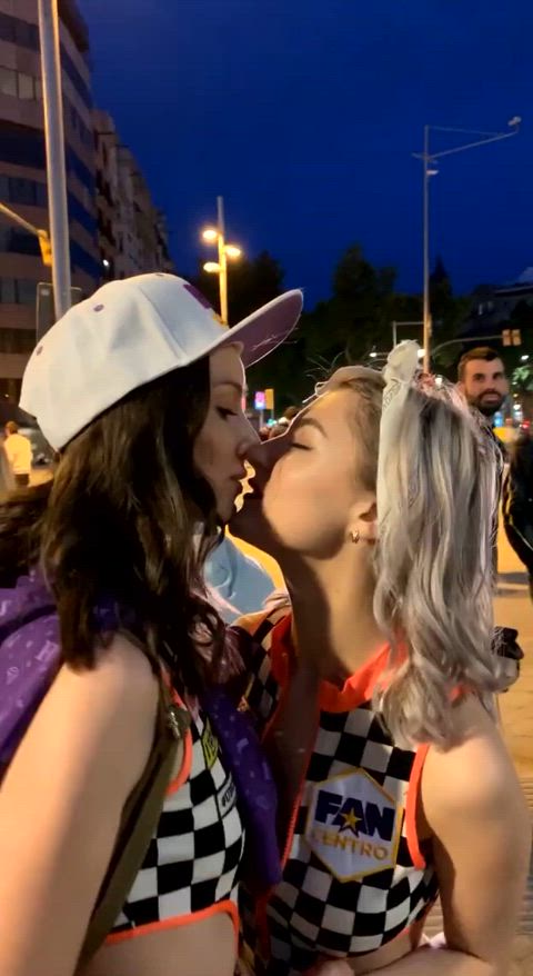girls kissing lesbian gif