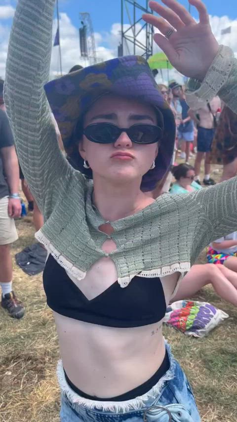 bra dancing maisie williams gif