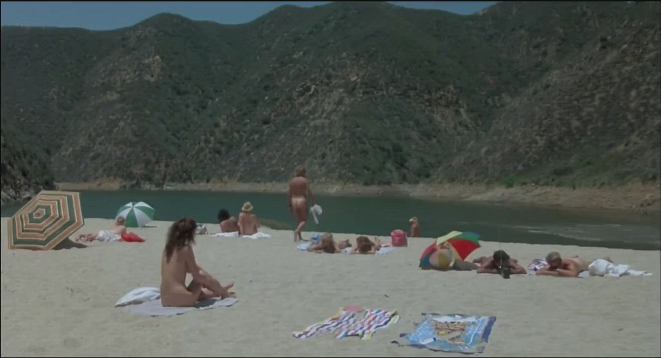 Suntanning friends (Lea Thompson &amp; Victoria Jackson - Casual Sex? (US1988))