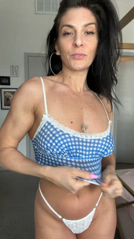 Skinny mommy make you horny ?