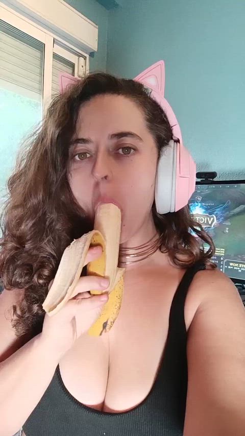 A banana in the mouth🥵😵‍💫