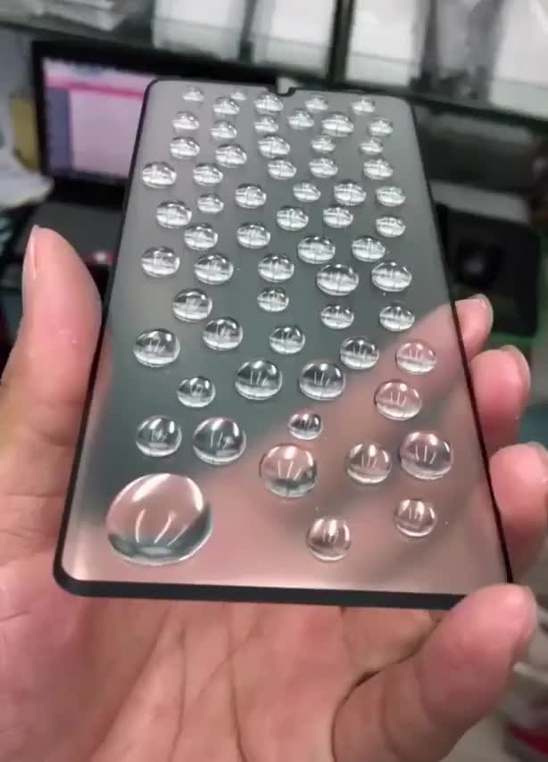 The way these water drops fuse together on the phone case