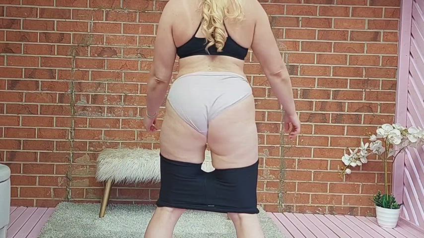 I love how my big ass jiggles in big panties
