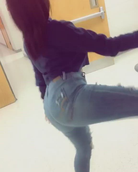 Liz shaking it in jeans, still making it move!