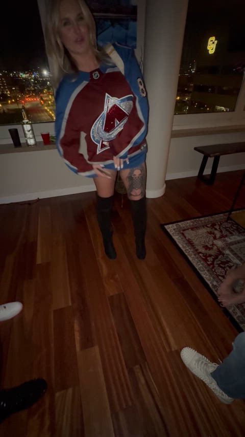 Who said a Avs jersey isn’t a full outfit!!!!