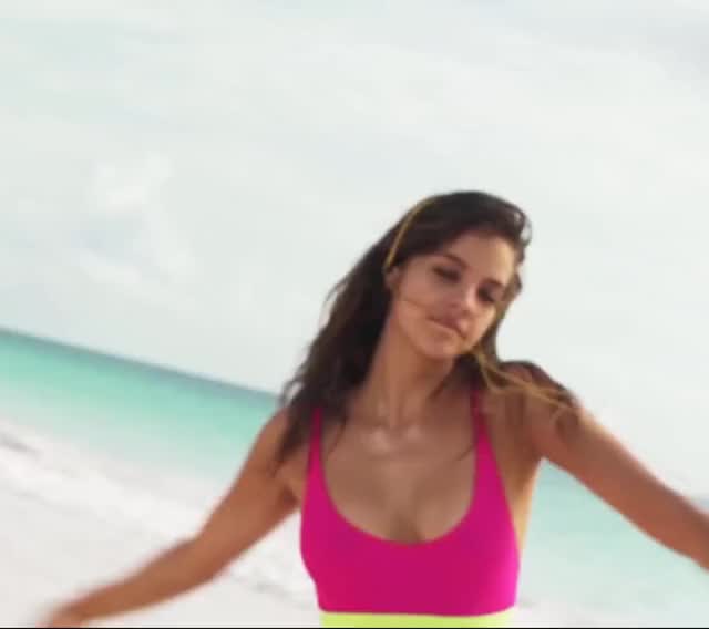 Barbara Palvin GIF - 17