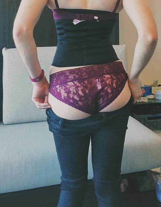 Tiny waist, bouncy ass! Hard to believe there's a cock between my legs ?