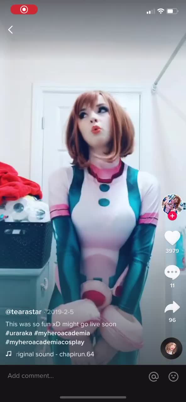 Sexy Uraraka cosplay dance