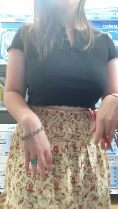 hello sir would you mind helping me with my groceries? [F]