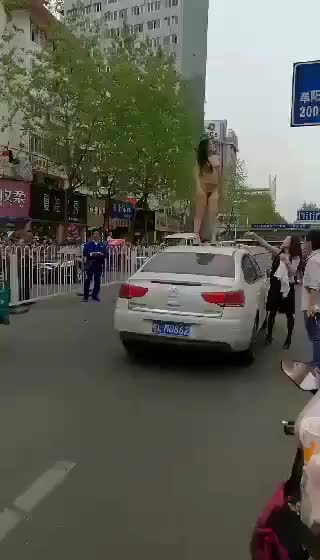 Un gentleman asiatique discipline une féministe qui ruine sa voiture pour montrer