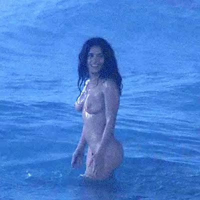 (185669) Salma Hayek swimming in the ocean.