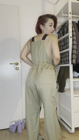 pull down my overall my 18yr old bubble butt is waiting for ur hands