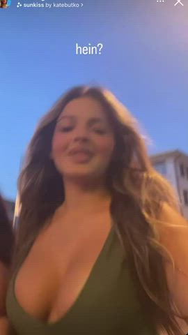 Cleavage Isabella Tits gif