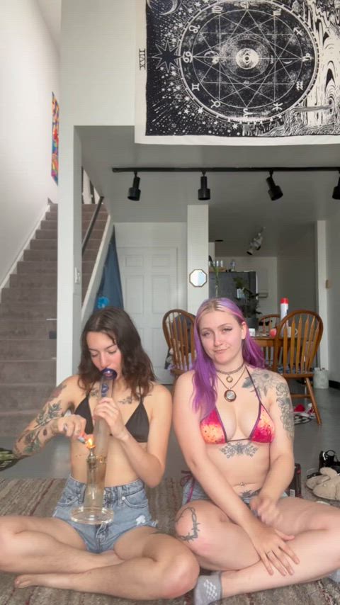 just 2 stoner babes getting high af 🥰 — would you kiss our titties?